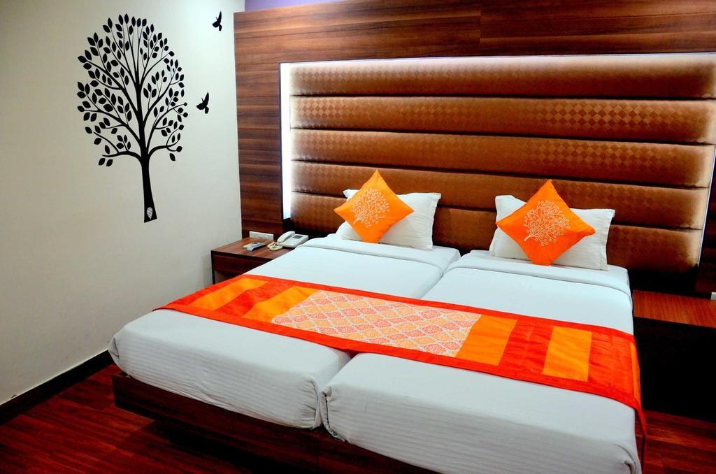 Geetika Galaxy Hotel Kanpur Bagian luar foto