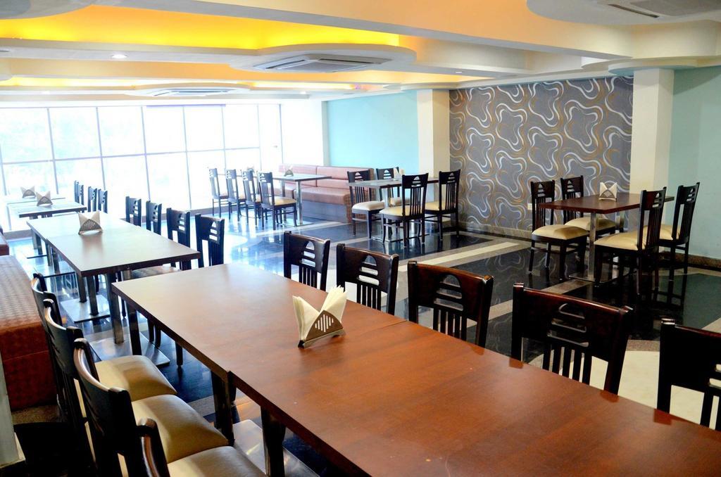 Geetika Galaxy Hotel Kanpur Bagian luar foto