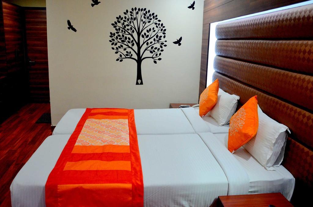 Geetika Galaxy Hotel Kanpur Bagian luar foto