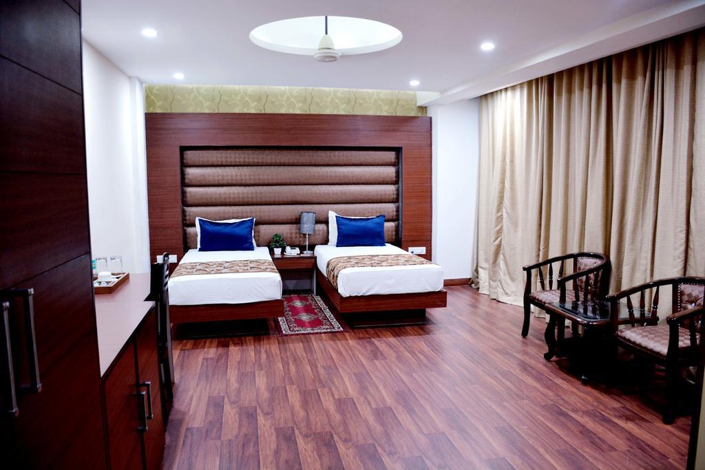 Geetika Galaxy Hotel Kanpur Bagian luar foto