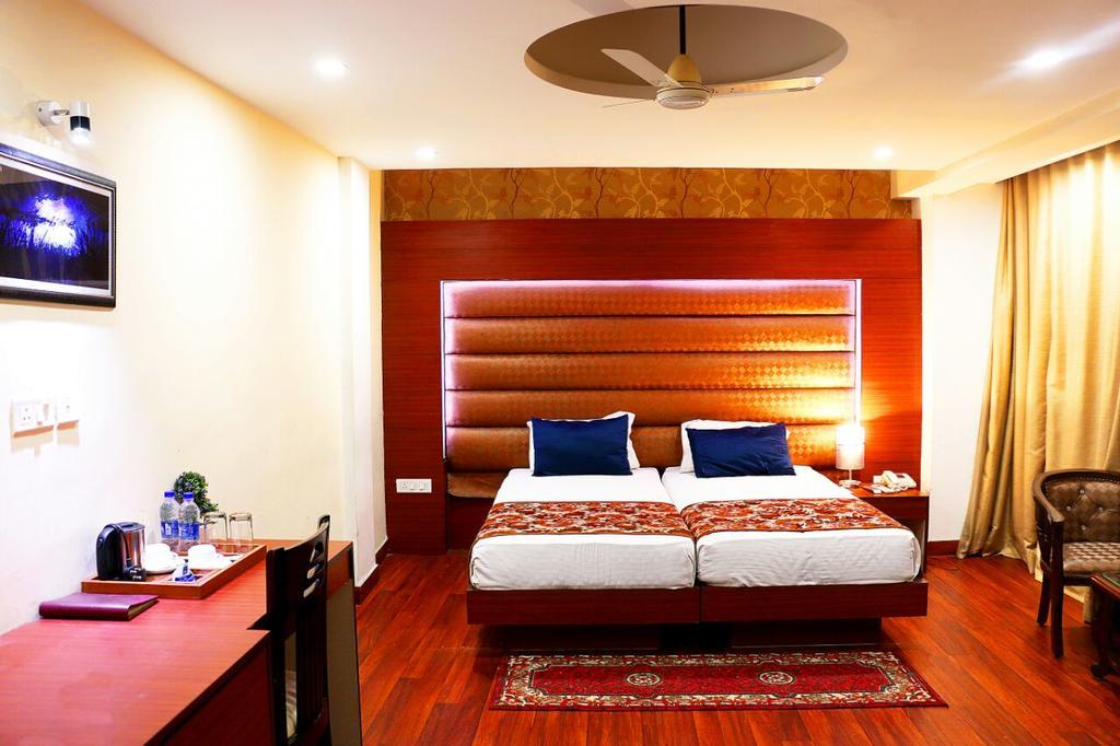 Geetika Galaxy Hotel Kanpur Bagian luar foto