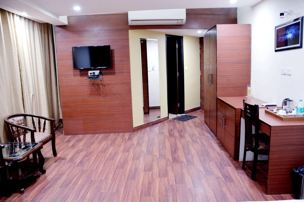 Geetika Galaxy Hotel Kanpur Bagian luar foto